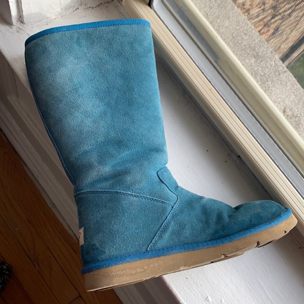 Size 7 Ugg Australia Boots, teal with zipper.